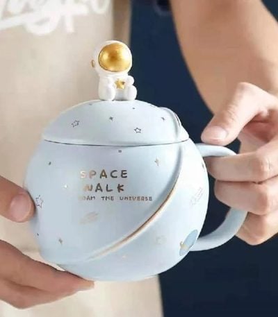 Tasse mit Weltraummotiv, dekorativ und funktional, perfekt für Science-Fans und Raumfahrtliebhaber.