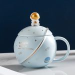 Niedliche Raumfahrt-Tasse mit Sternen, Planeten und einem Astronauten-Design, ideal für Science-Fans und Dekoration im Weltraum-Stil.