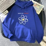 Blaues Hoodie mit Atommodell-Design, ideal für Wissenschafts- und Physikliebhaber, bequem und stylisch, perfekt für den Alltag oder als Geschenk.