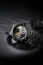 Hochwertige mechanische Uhr mit sichtbarem Uhrwerk, schwarzes Gehäuse und Armband, elegante Gestaltung, perfekte Kombination aus Technik und Stil.