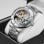 Hochwertige mechanische Armbanduhr mit sichtbarem Uhrwerk, Edelstahlgehäuse und goldenen Akzenten, perfekt für Liebhaber von Wissenschaft und Technik.