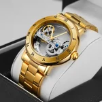 Hochwertige goldene Automatik-Uhr mit offenem Zifferblatt, das das komplexe Uhrwerk zeigt, perfekt für Liebhaber von Wissenschaft und Technik.