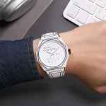 Modernes Armbanduhren-Design mit humorvollem Zifferblatt, das die Zeit und eine witzige Botschaft zeigt, ideal für trendbewusste Uhrenliebhaber.