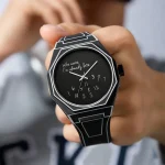 Moderne Armbanduhr mit schwarzem Zifferblatt und weißem Gehäuse, zeigt ein humorvolles Zitat "Who cares, I'm already late" und eine analoge Zeitanzeige.