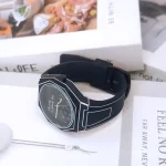 Modernes wissenschaftliches Armband mit schwarzem Gehäuse und klarer Anzeige, ideal für Technik- und Wissenschaftsbegeisterte. Perfekt als Dekoration oder funktionales Accessoire.
