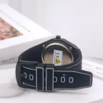 Smartwatch mit wissenschaftlichem Design, schwarzes Armband und runde Anzeige, ideal für Technik- und Wissenschaftsbegeisterte.