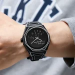 Moderne Armbanduhr mit wissenschaftlichem Motiv, schwarzes Zifferblatt und geometrischem Armband, ideal für Wissenschafts- und Technikliebhaber.