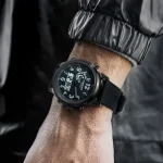 Moderne Armbanduhr mit digitaler und analoger Anzeige, robustem Design, geeignet für den Alltag und sportliche Aktivitäten.