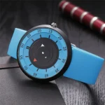 Moderne Armbanduhr im wissenschaftlichen Stil mit blauer Silikonarmband und einzigartigem Zifferblatt, ideal für Technik- und Wissenschaftsbegeisterte.