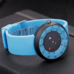 Innovative blaue Uhr mit einzigartigem Design, ideal für Technik- und Wissenschaftsbegeisterte, perfekt als Geschenk oder Dekoration.