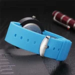 Moderne Armbanduhr mit blauem Silikonarmband und schwarzem Zifferblatt, ideal für den Alltag und sportliche Aktivitäten.
