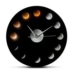 Innovative Wanduhr mit Mondphasen-Design, zeigt die verschiedenen Phasen des Mondes in einem modernen schwarzen Gehäuse. Perfekt für Wissenschafts- und Dekorationsliebhaber.