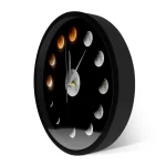 Moderne Wanduhr, die die verschiedenen Phasen des Mondes zeigt, mit realistischen Mondphasen auf schwarzem Hintergrund. Perfekt für Wissenschafts- und Dekorationsliebhaber.