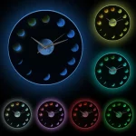 Leuchtende Uhr mit Mondphasen-Design in verschiedenen Farben, ideal für Wissenschafts- und Dekorationsliebhaber.