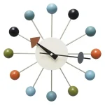 Stilvolle Wanduhr mit bunten Kugeln und geometrischem Design, perfekt für moderne Wohnräume und Büros.