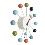 Moderne Wanduhr mit farbigen Kugeln als Ziffern, stilvolles Design für Wohn- und Arbeitsräume.