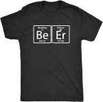 Schwarzes T-Shirt mit chemischen Elementen Beryllium und Erbium, die die Buchstaben "Be" und "Er" bilden, symbolisieren Wissenschaft und Chemie.