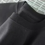 Nahaufnahme eines schwarzen Baumwoll-T-Shirts mit wissenschaftlichem Druck, perfekt für Wissenschafts- und Technikliebhaber, hochwertiges Material, stilvoll und bequem.