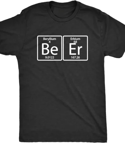 Schwarzes T-Shirt mit chemischen Elementen Beryllium und Erbium, die die Buchstaben "Be" und "Er" bilden, symbolisieren Wissenschaft und Chemie.