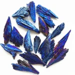 Nahaufnahme eines blauen Mineralien-Clusters mit scharfen, kristallinen Strukturen, ideal für wissenschaftliche Dekorationen und Sammlerstücke.