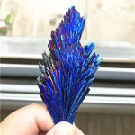 Faszinierende Kristallformation in leuchtenden Blau- und Violetttönen, präsentiert in einer Nahaufnahme.