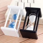 Moderne Sanduhr in Weiß und Schwarz, ideal als wissenschaftliches Dekorationsstück oder Geschenk.