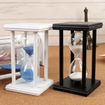 Elegante Sanduhr in Schwarz und Weiß, ideal als Dekorationsstück oder für Zeitmessungszwecke in modernen Räumen.