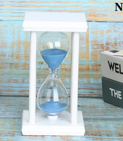 Dekorative Sanduhr mit blauer Flüssigkeit, ideal für wissenschaftliche Themen und Raumdekorationen. Perfekt für Büros, Labore oder als Geschenk für Wissenschaftsliebhaber.