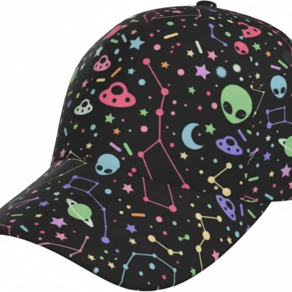 Modischer Baseballcap mit Weltraum-Motiv, Sternbilder, Planeten und Aliens in Neonfarben auf schwarzem Hintergrund, ideal für Science-Fans und Astronomie-Enthusiasten.