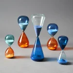 Bunte Glassanduhren in verschiedenen Größen, dekoratives wissenschaftliches Accessoire für Zuhause oder Büro, farbenfrohes Design.