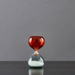 Elegante Glas-Uhr im Sanduhr-Design, die Zeit und Wissenschaft verbindet, ideal als Dekoration oder Geschenk für Wissenschafts- und Technikliebhaber.