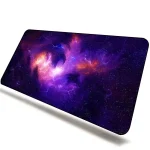 Hochwertiges Mousepad mit Weltraumdesign, zeigt eine bunte Galaxie mit Sternen und Nebeln, ideal für Wissenschafts- und Raumfahrtliebhaber.