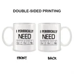 Hochwertige Tasse mit doppeltem Druck, zeigt den Spruch "I periodically need" und das Periodensystem der Elemente, ideal für Wissenschafts- und Chemie-Enthusiasten.