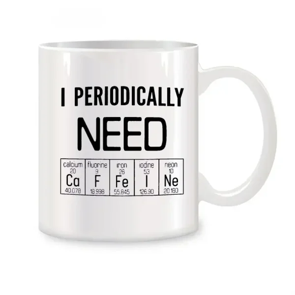 Weiße Tasse mit schwarzem Text "I PERIODICALLY NEED" und Elementen des Periodensystems darunter, ideal für Wissenschafts- und Chemie-Liebhaber.