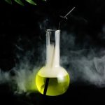 Reagenzglas mit gelber Flüssigkeit und Rauch, wissenschaftliches Experiment, Chemie, Wissenschaft, Labor.