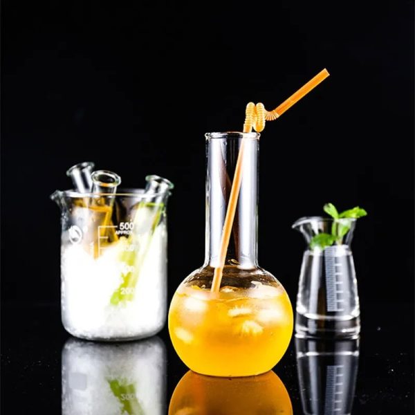 Wissenschaftliche Glasflasche mit gelber Flüssigkeit und Strohhalm, ideal für chemische Experimente und Dekorationen im wissenschaftlichen Stil.