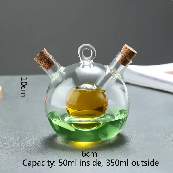 Kleine Glasflasche mit drei Röhren, gefüllt mit bunten Flüssigkeiten, ideal für wissenschaftliche Dekorationen und Experimente.