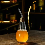 Kreative Glühbirne als Trinkgefäß mit Strohhalm, dekorativ und originell, perfekt für Getränke und Deko.