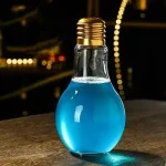Kreative Glühbirne mit blauer Flüssigkeit, die als dekoratives wissenschaftliches Objekt dient, ideal für moderne Labore und wissenschaftliche Dekorationen.