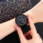 Moderne Armbanduhr mit wissenschaftlichem Diagramm auf dem Zifferblatt, stilvoll und funktional, ideal für Technik- und Wissenschaftsbegeisterte.