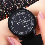 Moderne Armbanduhr mit wissenschaftlichen und mathematischen Elementen, zeigt komplexe Diagramme und Formeln, ideal für Wissenschafts- und Technikliebhaber.