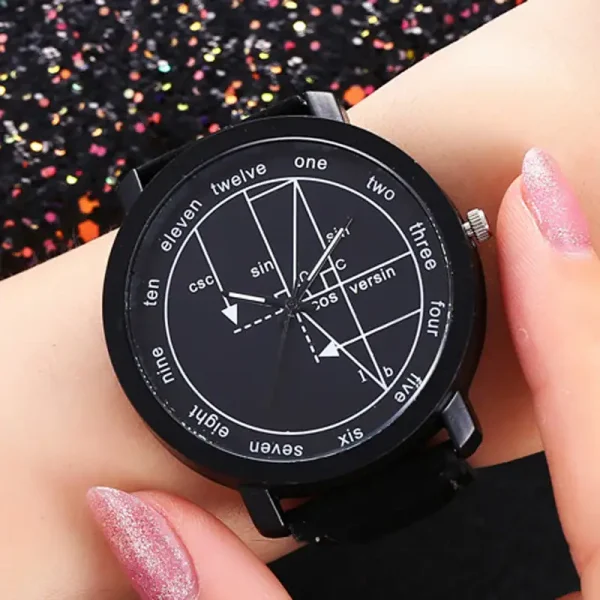 Moderne Armbanduhr mit wissenschaftlichen und mathematischen Elementen, zeigt komplexe Diagramme und Formeln, ideal für Wissenschafts- und Technikliebhaber.
