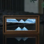 Ein faszinierendes Wasser-Objekt in einem Holzrahmen, das durch optische Illusionen eine schwebende Wirkung erzeugt. Perfekt für wissenschaftliche Dekorationen und moderne Sammlerstücke.
