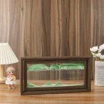 Ein wissenschaftliches Modell in einem Holzrahmen, das eine topografische Landschaft mit grünen Hügeln und Bergen zeigt, ideal als Dekoration oder Geschenk.
