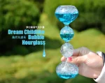 Hand hält ein einzigartiges, transparentes Bubble Hourglass mit blauen und klaren Blasen, ideal als wissenschaftliches Dekorationsstück oder Geschenk.