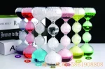 Bunte Glasblasen-Experimente mit verschiedenen Farben und Formen, ideal für wissenschaftliche Dekorationen und Lernzwecke.