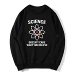 Schwarzes Sweatshirt mit Atommodell und dem Text "Science Doesn't Care What You Believe" für Wissenschafts- und Modefans.