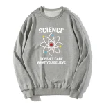 Wissenschaftlicher Pullover mit Atommotiv und inspirierendem Slogan.