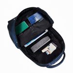 Rucksack mit wissenschaftlichen Gegenständen, inklusive Bücher, Notizbuch und Stift, ideal für Schüler und Wissenschaftsbegeisterte.