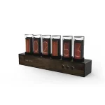 Vintage Nixie-Röhren-Uhr mit sechs Ziffern, zeigt die Zeit in leuchtenden orangefarbenen Zahlen auf schwarzem Hintergrund, auf einem dunklen Holzsockel.